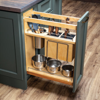 Our Base Pull-Out Knife Block pull-out offers flexible knife storage with a single Utensil Cup and 4 cutting mats in one convenient pull-out.